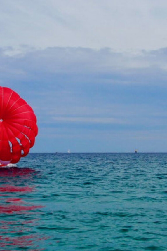 Package : parasailing & towed buoy ride for 2 people